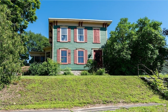 italianate-style house with a front yard