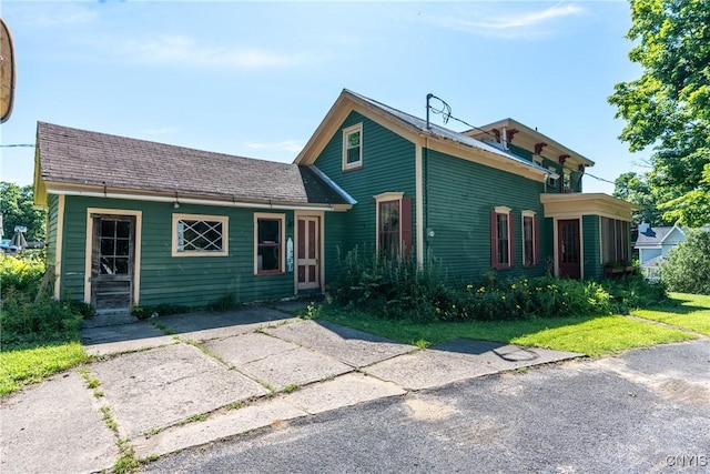 view of front of home featuring a front lawn
