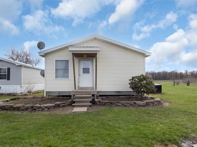 view of front of property featuring a front yard