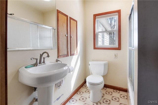 full bath featuring toilet, tile patterned floors, and baseboards
