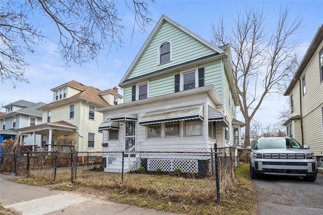 traditional style home featuring a fenced front yard
