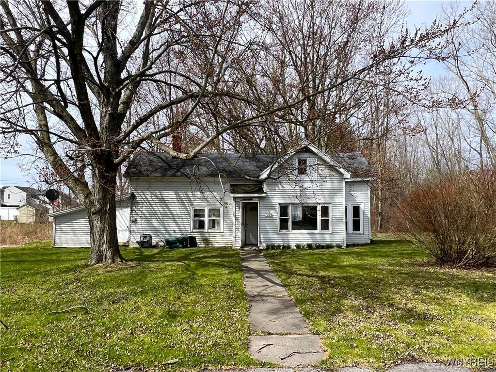 view of front of home with a front yard