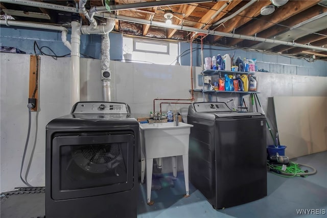 laundry area with laundry area and washing machine and clothes dryer