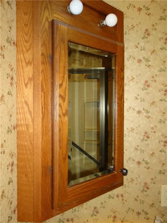 956 Hoffman St, Elmira-City, NY 14905 - interior details with wallpapered walls