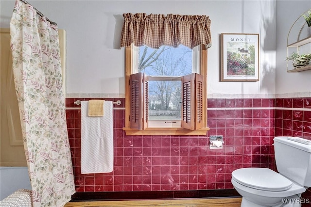 339 Lincoln Ave, Lockport-City, NY 14094 - full bathroom featuring a wainscoted wall, tile walls, and toilet