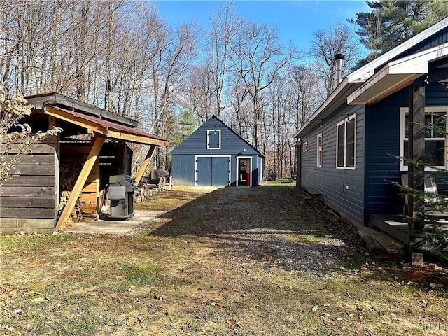 view of yard featuring an outdoor structure