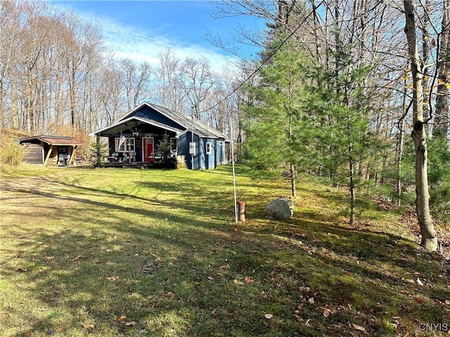view of yard with an outbuilding