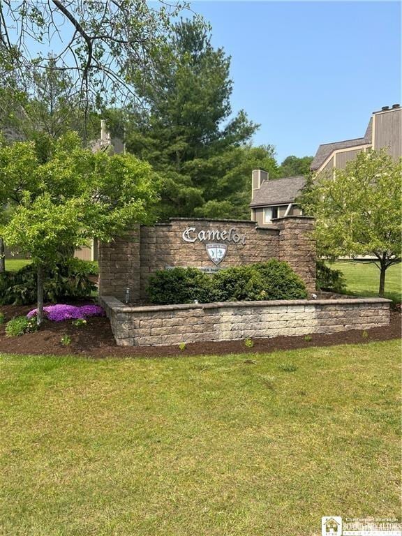 community sign featuring a yard