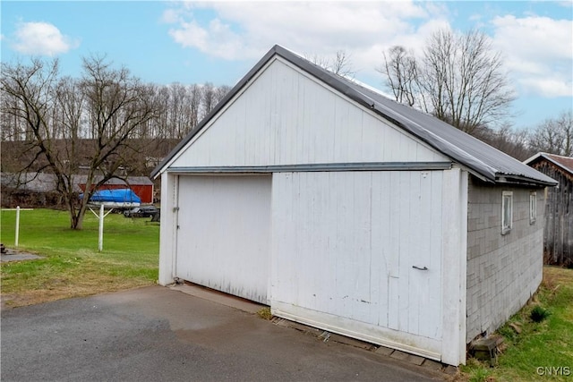 view of outdoor structure featuring an outbuilding
