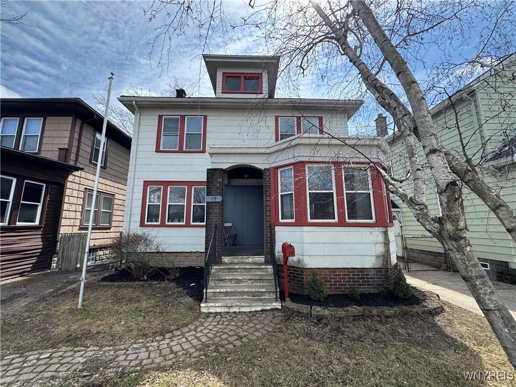 view of american foursquare style home