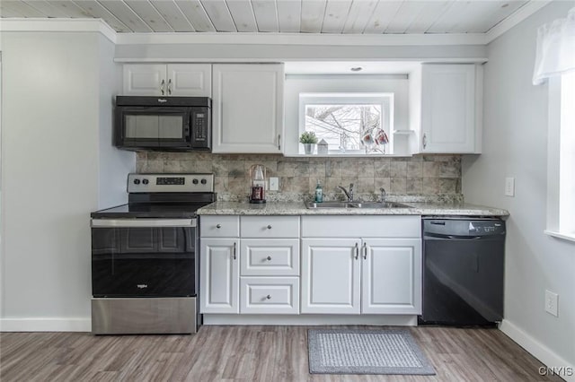 kitchen featuring baseboards, wooden ceiling, a sink, and black appliances