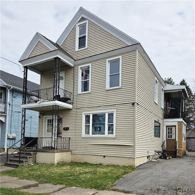 view of front of home featuring entry steps and a balcony