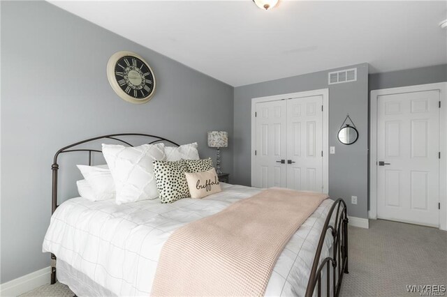 bedroom featuring carpet flooring, baseboards, and a closet