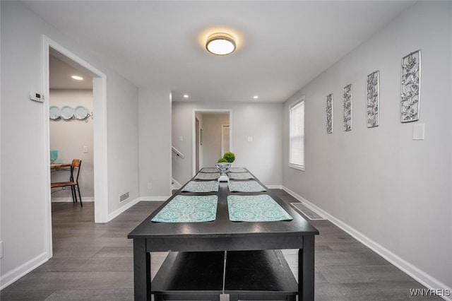 523 76th St, Niagara Falls, NY 14304 - dining area with baseboards, visible vents, recessed lighting, and dark wood-type flooring