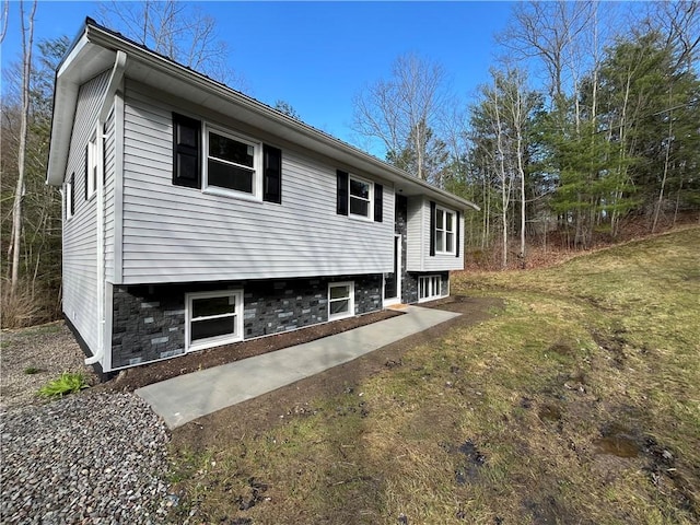 view of front of house featuring a front lawn