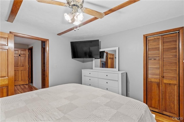 bedroom featuring light wood-style flooring, a closet, and a ceiling fan