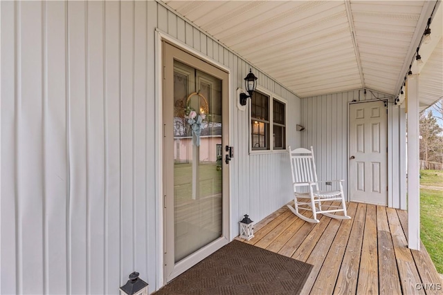 entrance to property featuring covered porch
