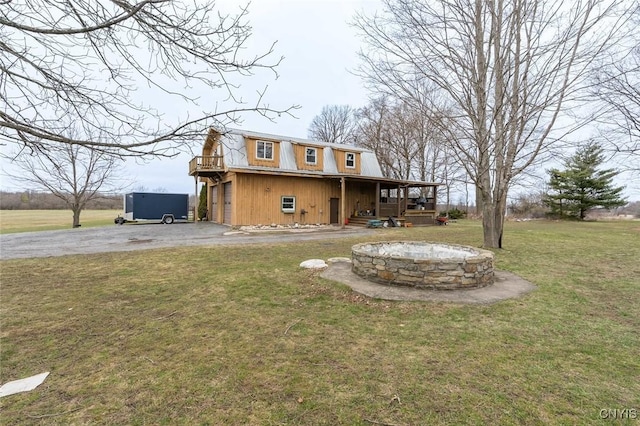 view of front facade featuring a front lawn, aphalt driveway, and a porch