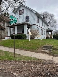 view of front of house with a front lawn