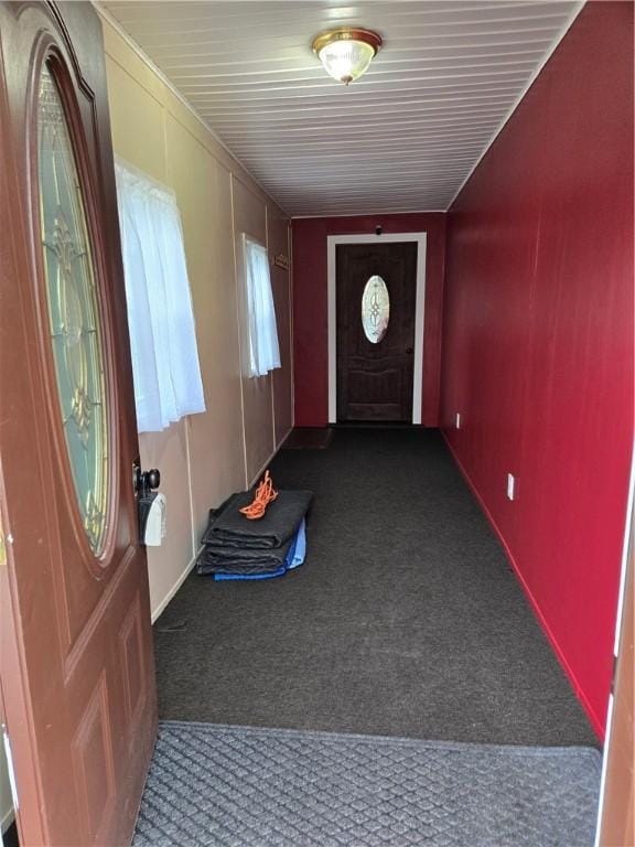 entryway featuring carpet floors and baseboards