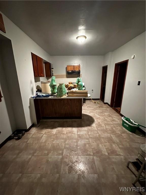 396 Guilford St, Buffalo, NY 14211 - kitchen with a peninsula and baseboards