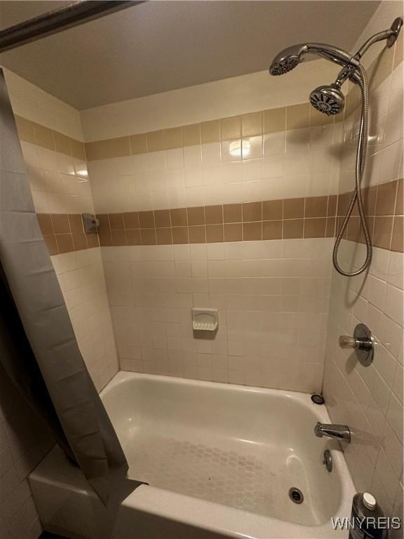 396 Guilford St, Buffalo, NY 14211 - full bath with shower / bath combo