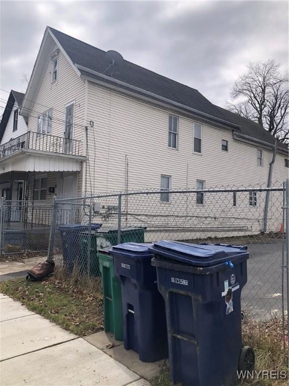 396 Guilford St, Buffalo, NY 14211 - view of side of property with fence private yard