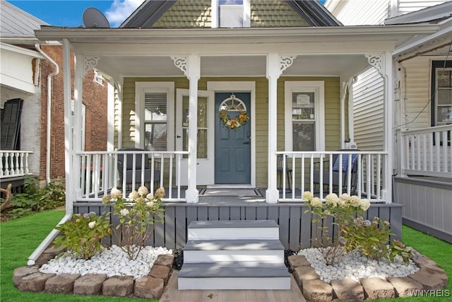 entrance to property featuring covered porch