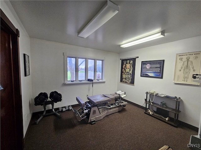 exercise area featuring baseboards