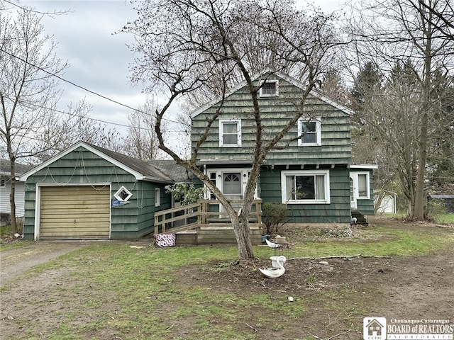 view of front of property featuring a garage and driveway