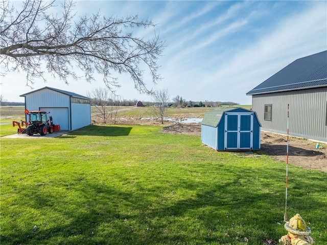 view of yard with an outdoor structure and a detached garage
