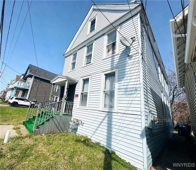 view of front of home with a front lawn