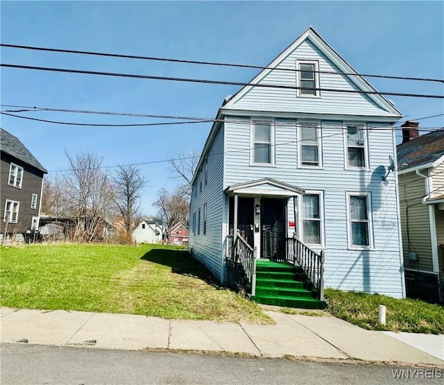 view of front of property featuring a front lawn