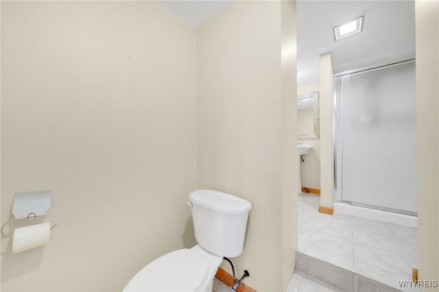 6317 Tonawanda Creek Rd, Lockport-Town, NY 14094 - full bath featuring baseboards, visible vents, a shower stall, and toilet