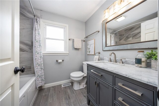 full bath featuring wood tiled floor, visible vents, toilet, vanity, and baseboards