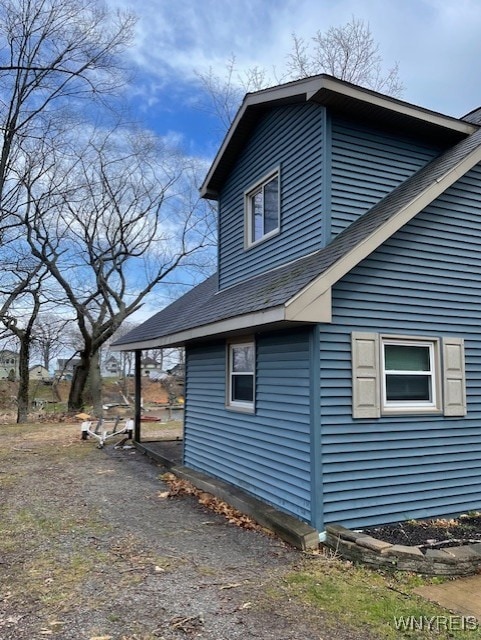 13289 Lakeview Dr, Carlton, NY 14571 - view of side of property featuring a shingled roof
