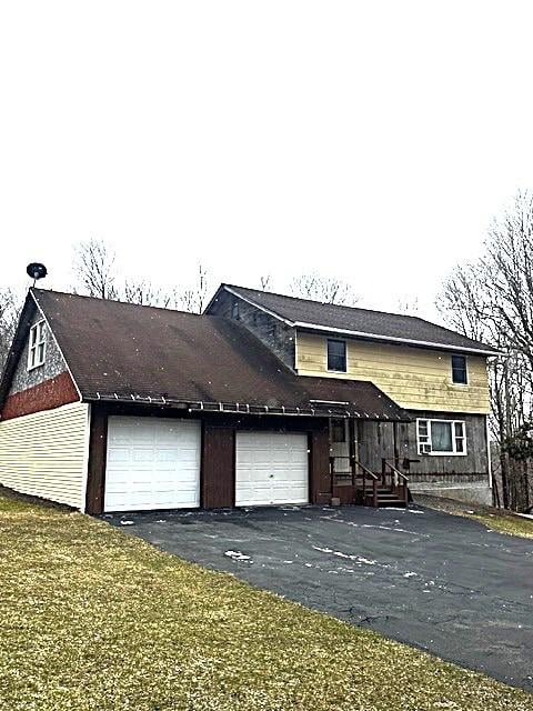 traditional-style house featuring aphalt driveway
