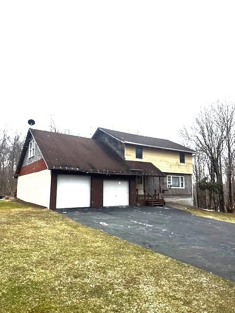 view of front of home featuring driveway