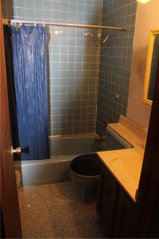 full bath with shower / tub combo, toilet, and vanity