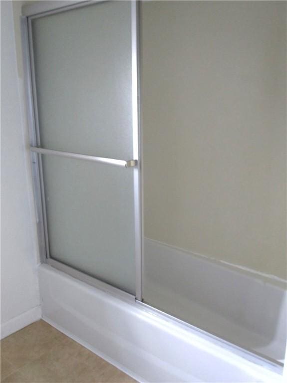 bathroom with combined bath / shower with glass door