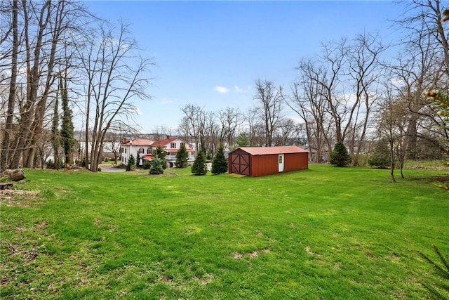 view of yard featuring an outbuilding