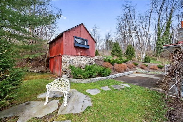 view of yard with an outdoor structure