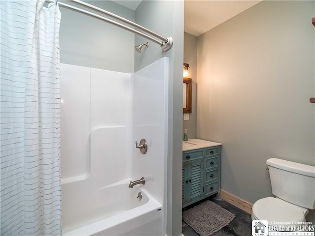 bathroom with shower / tub combo with curtain, vanity, toilet, and baseboards