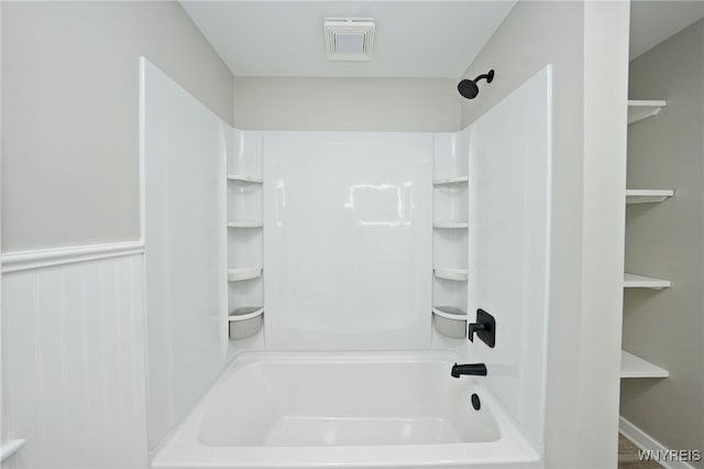 bathroom with tub / shower combination