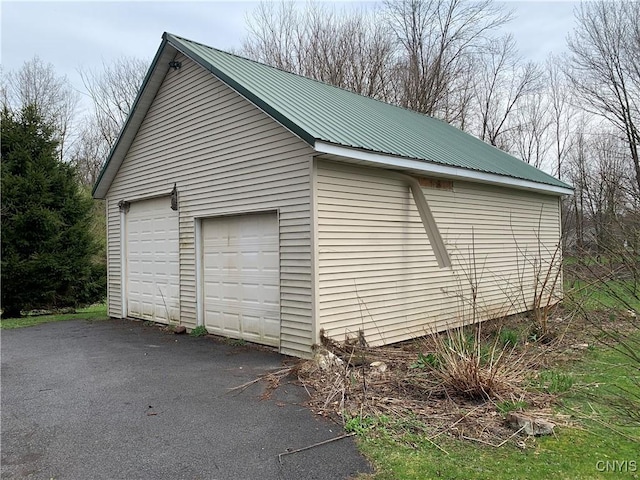 view of detached garage