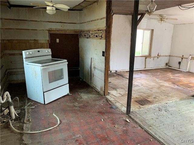 kitchen featuring a ceiling fan and white range with electric stovetop