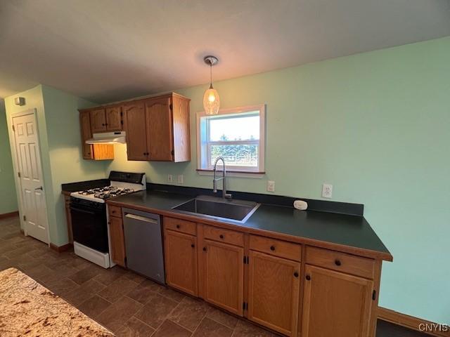 kitchen with under cabinet range hood, dark countertops, dishwasher, a sink, and white range with gas cooktop