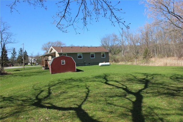 view of yard featuring an outbuilding
