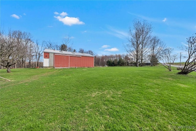 view of yard featuring an outbuilding