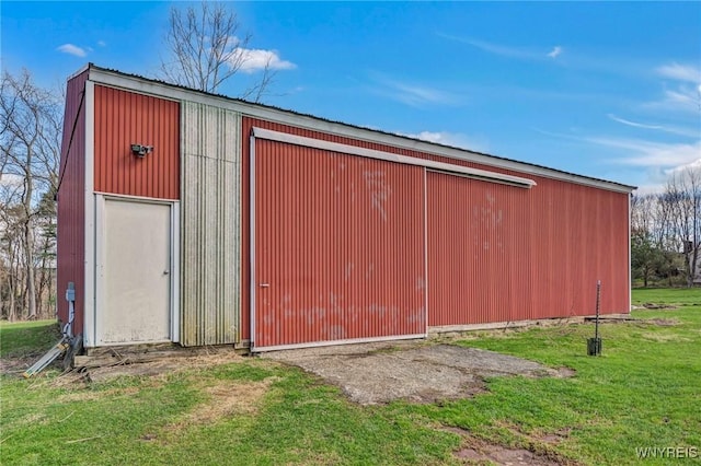 view of outdoor structure featuring an outbuilding